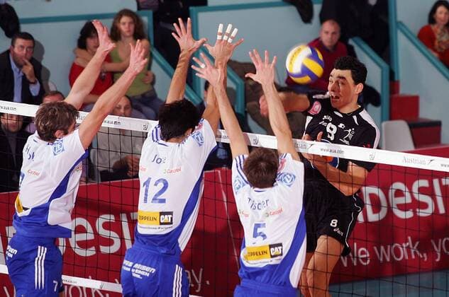 Vladimir Nikolov (Tours, re.) - Schmetterball gegen den Block von Robert Hupka (li.) und Joao Jose (2.v.li.) und Simon Tischer (alle Friedrichshafen) Volleyball EC 1 Herren Champions League 2005 2006, Tours VB - VfB Friedrichshafen 2:3 Gruppe pan11701 Tours Abwehr,  