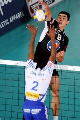 Vladimir Nikolov (Tours, hi.) - Schmetterball gegen den Block von Elvis Contreras (Friedrichshafen) Volleyball EC 1 Herren Champions League 2005 2006, Tours VB - VfB Friedrichshafen 2:3 Gruppe pan11701 Tours Dynamik,  