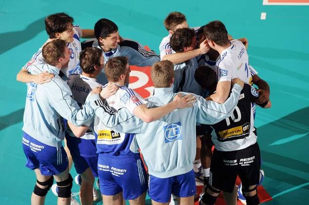 Schlußjubel Friedrichshafen Volleyball EC 1 Herren Champions League 2005 2006, VfB Friedrichshafen Totale pan11701 Tours Freude,  