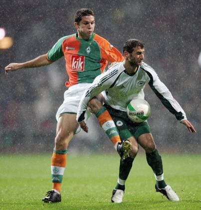 Leon Andreasen (Bremen, li.) gegen Dimitris Papadopoulos (Panathinaikos) Fußball EC 1 Herren Champions League 2005 2006, SV Werder Bremen - Panathinaikos Athen, Vdig Gruppe Bremen Dynamik,