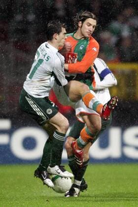 Torsten Frings (Bremen, re.) prallt mit Filippos Darlas (Panathinaikos) zusammen Fußball EC 1 Herren Champions League 2005 2006, SV Werder Bremen - Panathinaikos Athen, Vdig Gruppe Bremen Dynamik, Kampf,