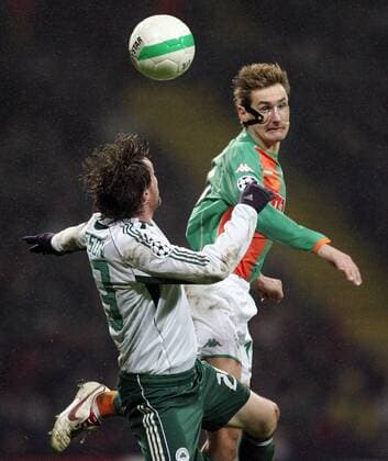 Miroslav Klose (Bremen, re.) gegen Mikael Nilsson (Panathinaikos) Fußball EC 1 Herren Champions League 2005 2006, SV Werder Bremen - Panathinaikos Athen 5:1 Gruppe Bremen Dynamik,