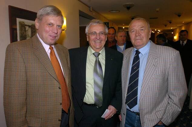 DFB Präsident Dr. Theo Zwanziger (Mitte) trifft bei seiner Rundreise zu den ostdeutschen Traditionsvereinen auf Bernd Bransch (li.) und Klaus Urbanczyk (Deutschland) Fußball Herren NOFV Oberliga Nordost 2005 2006, Staffel Süd, Hallescher FC, HFC, Vdig Gruppe Halle