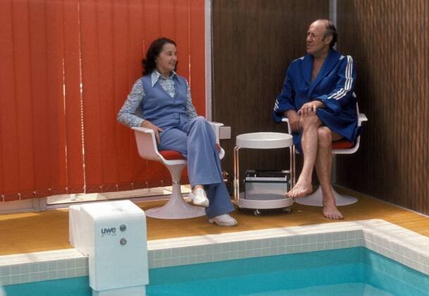 Bundestrainer Helmut Schön (BR Deutschland) im Bademantel mit seiner Frau Aneliese am heimischen Swimmingpool, auf ihrer modernen Sitzgruppe halten sie ein Pläuschchen Fußball WM Herren Homestory 1974, Shooting, Fotoshooting, Fototermin, Fotostory, privat, Weltmeisterschaft, Vdia Gruppe Wiesbaden