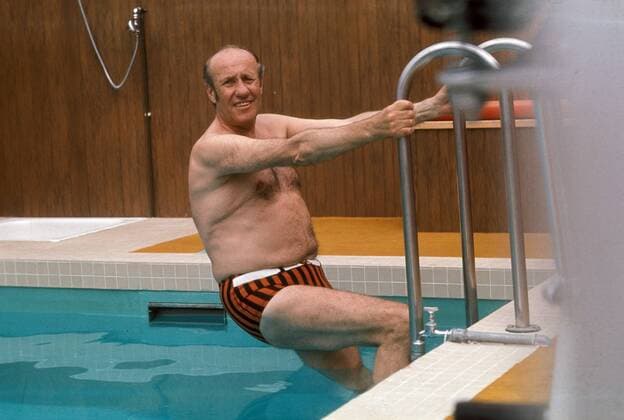 Bundestrainer Helmut Schön (BR Deutschland) steigt aus seinem Swimmingpool Fußball Herren Homestory 1974, Shooting, Fotoshooting, Fototermin, Fotostory, privat, Vdia Einzelbild Wiesbaden