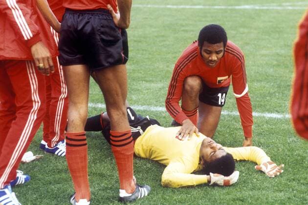 Wilner Nazaire kümmert sich um seinen verletzten Torwart Henry Francillon (beide Haiti) Fußball WM Herren Weltmeisterschaft 1974, Länderspiel, Nationalmannschaft, Nationalteam, Nationaltrikot, Vdia Gruppe Gruppe 4 München