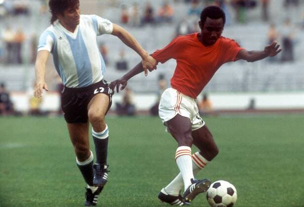 Serge Ducoste (re., Haiti) gegen Hector Yazalde (Argentinien) Fußball WM Herren Weltmeisterschaft 1974, Länderspiel, Nationalmannschaft, Nationalteam, Nationaltrikot, Vdia Gruppe Gruppe 4 München