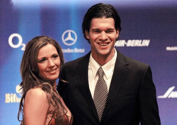 Michael Ballack (FC Bayern München Deutschland) mit seiner Freundin Simone anlässlich der Bambi Verleihung 2005 Fußball 1. BL Herren Bambi Verleihung 2005 Gruppe München Freude,