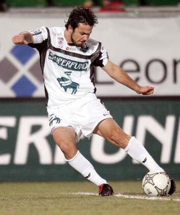 Volkan Kahraman (Pasching) zieht ab Fußball Herren tmobileBundesliga 2005 2006, 1. Österreichische Liga Einzelbild Pasching Dynamik,