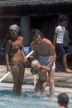 Torwart Sepp Maier (Bayern BR Deutschland), Ehefrau Agnes und Tochter Alexandra genießen während des Urlaubs die Abkühlung am Swimmingpool Fußball 1. BL Herren Saison 1974 1975, FC Bayern München, Nationalmannschaft, Nationalteam, Vdia Gruppe Aufmacher Ruhpolding