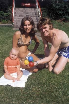 Torwart Sepp Maier (Bayern BR Deutschland), Ehefrau Agnes und Tochter Alexandra auf einer Wiese Fußball 1. BL Herren Saison 1971 1972, FC Bayern München, Nationalmannschaft, Nationalteam, Vdia Gruppe Aufmacher