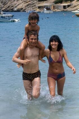 Familienurlaub: Bernd Hölzenbein (Frankfurt BR Deutschland), seine Frau Jutta und Tochter Sabrina haben Spaß im Meer Fußball 1. BL Herren Saison 1974 1975, Eintracht Frankfurt, Nationalmannschaft, Nationalteam, Vdia Gruppe Aufmacher Ibiza