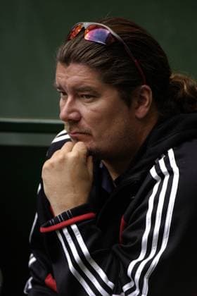 Trainer Peter Lundgren (Schweden) nachdenklich Tennis Herren Gerry Weber Open 2005, ATP Tour Einzelbild Halle Westfalen Nachdenklichkeit,