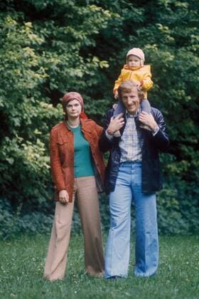 Hans Georg Schwarzenbeck (Bayern BR Deutschland), seine Frau Hannelore und Sohnemann Martin auf einem Spaziergang Fußball 1. BL Herren Saison 1974 1975, FC Bayern München, Nationalmannschaft, Nationalteam, Vdia Gruppe München