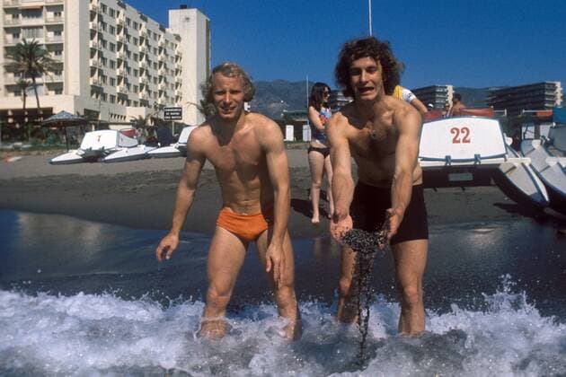 Rainer Bonhof (re.) und Berti Vogts (beide Gladbach BR Deutschland) am Strand von Torremolinos Fußball 1. BL Herren Saison 1974 1975, Borussia Mönchengladbach, Nationalmannschaft, Nationalteam, Vdia Gruppe Aufmacher Torremolinos