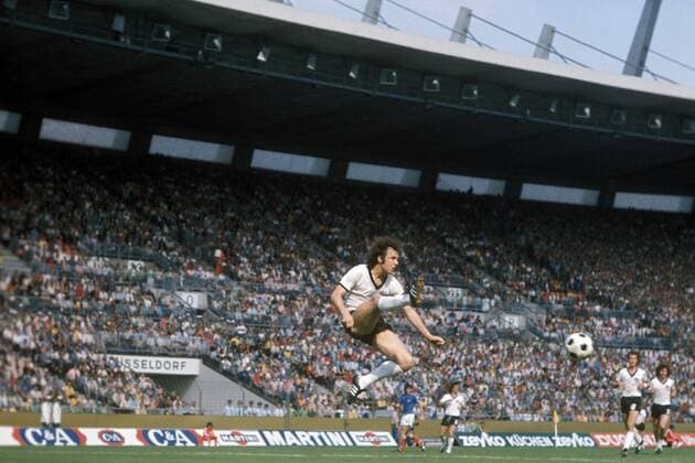 Franz Beckenbauer (BR Deutschland) klärt in ganz großem Stil Fußball WM Herren Weltmeisterschaft 1974, Länderspiel, Nationalmannschaft, Nationalteam, Nationaltrikot, Vdia Totale Rheinstadion, Zweite Runde, Gruppe B Düsseldorf Dynamik,