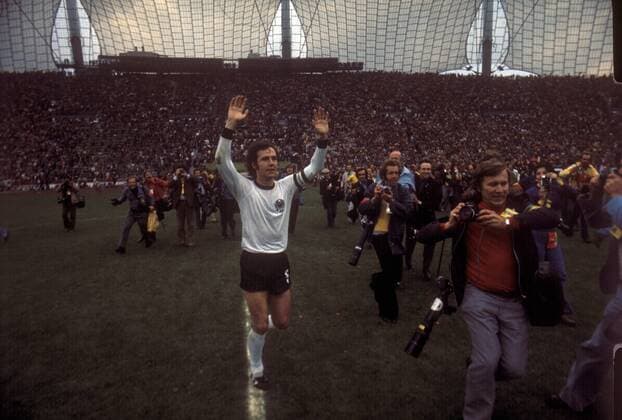 Weltmeister BR Deutschland: Kapitän Franz Beckenbauer gibt auch beim jubeln den Takt an, die Fotografen folgen ihm Fußball WM Herren Weltmeisterschaft 1974, Länderspiel, Nationalmannschaft, Nationalteam, Nationaltrikot, Vdia Totale Finale, Endspiel München Freude,