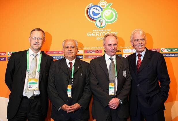Die Nationaltrainer der Gruppe B begrüßen sich, v.li.: Lars Lagerbäck (Schweden), Anibal Ruiz (Paraguay), Sven Göran Eriksson (England) und Leo Beenhakker (Trinidad und Tobago) Fußball WM Herren Gruppenauslosung 2005, Weltmeisterschaft 2006, Endrundenauslosung, Auslosung, Gruppen, Ziehung Gruppe Leipzig