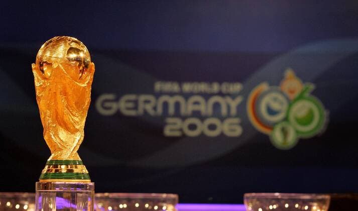 Der FIFA Weltpokal steht für den Gewinner der WM 2006 in Deutschland bereit Fußball Herren Gruppenauslosung 2005, Weltmeisterschaft 2006, Auslosung, Endrundenauslosung, Gruppen, Ziehung Einzelbild Leipzig