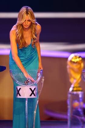 Moderatorin Fotomodel Heidi Klum (Deutschland) greift in die Losschale Fußball WM Herren Gruppenauslosung 2005, Weltmeisterschaft 2006, Endrundenauslosung, Auslosung, Gruppen, Ziehung Einzelbild Leipzig