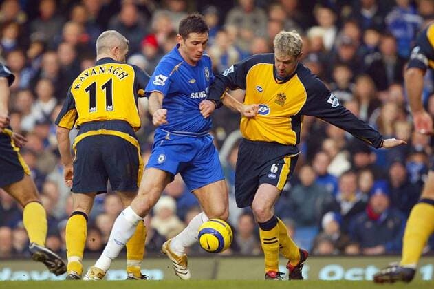 Frank Lampard (Chelsea, Mitte) gegen Graham Kavanagh (li.) und Stephane Henchoz (beide Wigan) -  Fußball Herren English Premier League 2005 2006, 1. Englische Liga, Chelsea FC London - Wigan Athletic Gruppe London Dynamik, Kampf,