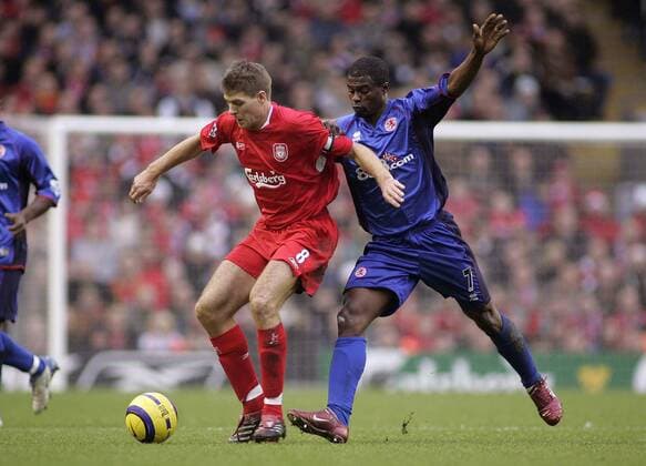 Steven Gerrard (Liverpool, li.) schirmt den Ball vor George Boateng (Middlesbrough) ab - EDITORIAL USE ONLY. No use with unauthorised audio, video, data, fixture lists, club league logos or live services. Online in-match use limited to 120 images, no video emulation. No use in betting, games or single club league player publications. Fußball Herren English Premier League 2005 2006, 1. Englische Liga, FC Liverpool - Middlesbrough FC 2:0 Gruppe Liverpool Dynamik,