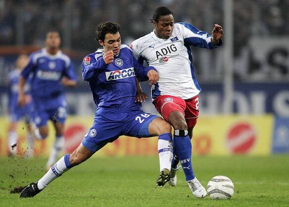 Emile Lokonda Mpenza (HSV, re.) gegen Sofian Chahed (Hertha) Fußball 1. BL Herren Saison 2005 2006, Hamburger SV - Hertha BSC Berlin 2:1 Gruppe Hamburg Dynamik, Kampf,