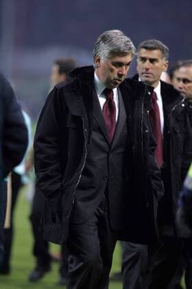 Trainer Carlo Ancelotti (Milan) schleicht enttäuscht vom Platz Fußball Herren Serie A 2005 2006, 1. Italienische Liga, AC Mailand Einzelbild Mailand Enttäuschung,