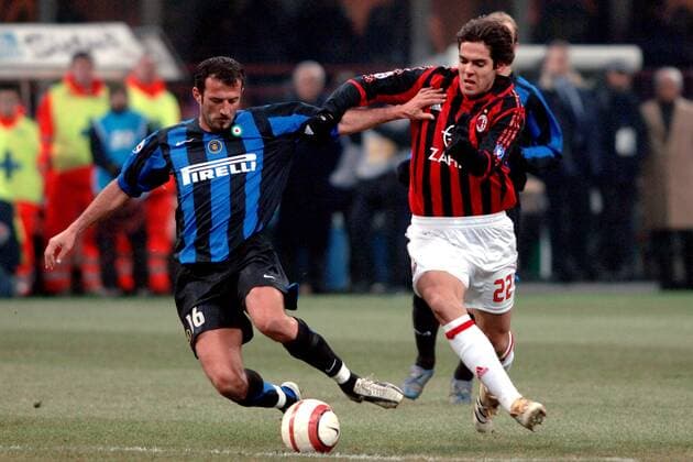 Giuseppe Favalli (Inter, li.) gegen Kaka (Milan) Fußball Herren Serie A 2005 2006, 1. Italienische Liga, FC Internazionale Mailand - AC Mailand 3:2, Milan, Inter Gruppe Mailand Dynamik,