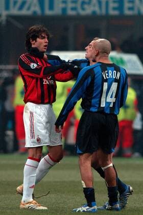 Kaka (Milan, li.) gerät mit Juan Sebastian Veron (re.) und Esteban Cambiasso (beide Inter) aneinander Fußball Herren Serie A 2005 2006, 1. Italienische Liga, FC Internazionale Mailand - AC Mailand 3:2, Milan, Inter Gruppe Mailand Spannung,