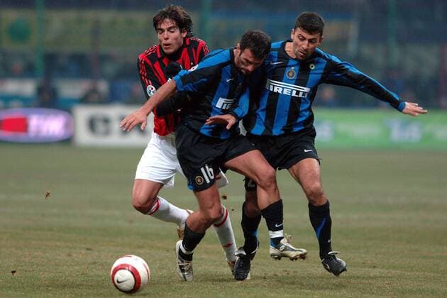 Kaka (Milan, li.) gegen Giuseppe Favalli (Mitte) und Walter Samuel (beide Inter) Fußball Herren Serie A 2005 2006, 1. Italienische Liga, FC Internazionale Mailand - AC Mailand 3:2, Milan, Inter Gruppe Mailand Dynamik,