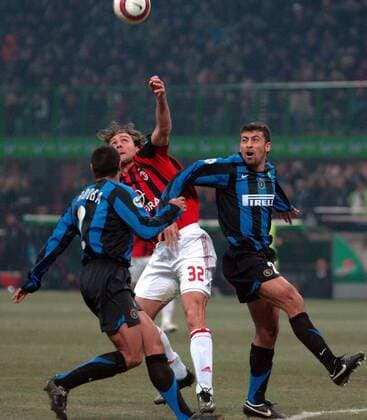 Christian Vieri (Milan, Mitte) gegen Walter Samuel (re.) und Ivan Ramiro Cordoba (beide Inter) Fußball Herren Serie A 2005 2006, 1. Italienische Liga, FC Internazionale Mailand - AC Mailand 3:2, Milan, Inter Gruppe Mailand Dynamik,