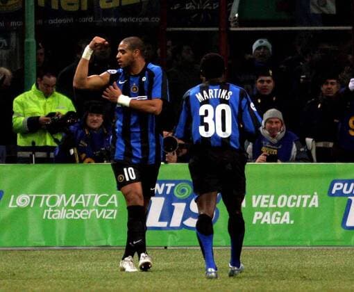 Adriano (li.) zeigt Obafemi Martins (beide Inter) seinen kräftigen Bizeps -  Fußball Herren Serie A 2005 2065, 1. Italienische Liga, FC Internazionale Mailand Gruppe Mailand Kraft,