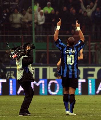 Der Torjubel von Adriano (Inter) wird von einem Kameramann gefilmt -  Fußball Herren Serie A 2005 2065, 1. Italienische Liga, FC Internazionale Mailand Gruppe Mailand Freude,