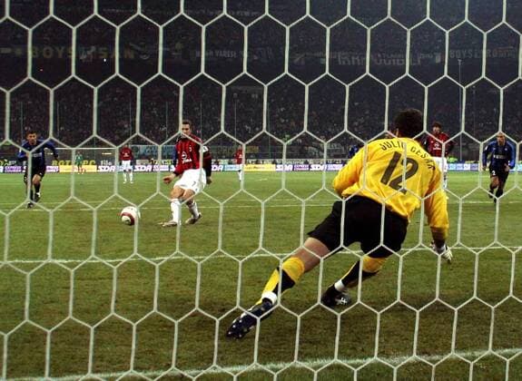 Andriy Shevchenko (Milan, li.) - Elfmeter gegen Torwart Julio Cesar (Inter) -  Fußball Herren Serie A 2005 2065, 1. Italienische Liga, FC Internazionale Mailand - AC Mailand 3:2 Gruppe Mailand Dynamik,
