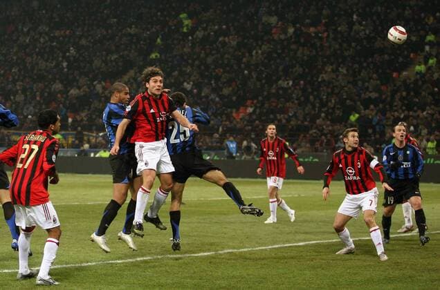 Adriano (Inter, 2. v. li.) erzielt das 3:2 gegen Christian Vieri (Milan) per Kopfball Fußball Herren Serie A 2005 2006, 1. Italienische Liga, FC Internazionale Mailand - AC Mailand 3:2, Milan, Inter Gruppe Mailand Dynamik,