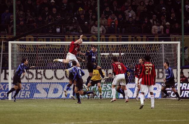 Jaap Stam (Milan, 2. v. li.) steigt beim Kopfballduell höher als Dejan Stankovic (Inter) und erzielt das 2:2 Fußball Herren Serie A 2005 2006, 1. Italienische Liga, FC Internazionale Mailand - AC Mailand 3:2, Milan, Inter Gruppe Mailand Dynamik, Höhe,