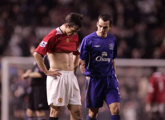Faire Geste - Leon Osman (Everton, re.) bietet dem enttäuschten Gary Neville (Manchester United) die Hand an - EDITORIAL USE ONLY. No use with unauthorised audio, video, data, fixture lists, club league logos or live services. Online in-match use limited to 120 images, no video emulation. No use in betting, games or single club league player publications. Fußball Herren English Premier League 2005 2006, 1. englische Liga, Manchester United - FC Everton 1:1, ManU Gruppe Manchester Enttäuschung, Erschöpfung,