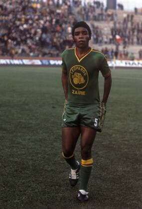 Boba Lobilo (Zaire) - enttäuschter Abgang Fußball WM Herren Weltmeisterschaft 1974, Nationalmannschaft, Nationalteam, Nationaltrikot, Länderspiel, Gruppe B Einzelbild Frankfurt M. Nachdenklichkeit, Enttäuschung,