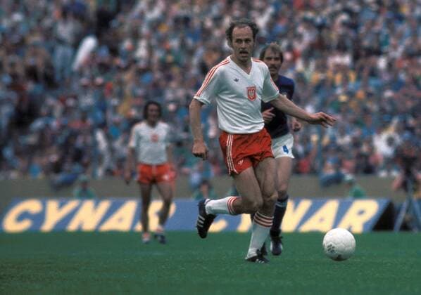 Grzegorz Lato (Polen) am Ball, dahinter Romeo Benetti (Italien) Fußball WM Herren Weltmeisterschaft 1974, Nationalmannschaft, Nationalteam, Nationaltrikot, Länderspiel, Gruppe D Gruppe Stuttgart Dynamik,