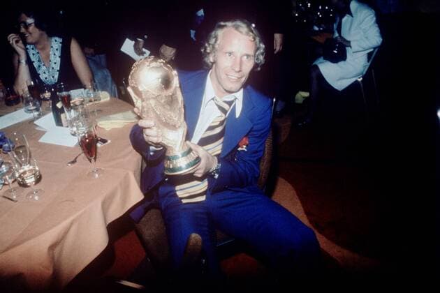 Berti Vogts (BR Deutschland) auf der abendlichen Siegesfeier mit dem Pokal Fußball WM Herren Weltmeisterschaft 1974, Länderspiel, Nationalmannschaft, Nationalteam, Vdia Einzelbild Weltpokal, Weltmeister München Freude,
