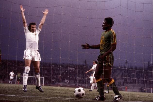 Josip Katalinski (li., Jugoslawien) - Torjubel, Ilunga Mwepu (Zaire) enttäuscht Fußball WM Herren Weltmeisterschaft 1974, Länderspiel, FIFA World Cup, Worldcup, Vdia Gruppe Gruppe 2 Gelsenkirchen Freude,