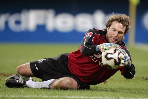 Torwart Stefan Wessels (Köln) sichert den Ball am Boden Fußball 1. BL Herren Saison 2005 2006, 1. FC Köln Einzelbild Köln Dynamik,