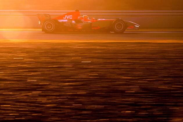 Tiago Monteiro (Portugal MF1) in seinem Boliden Motorsport Herren Testfahrten 2005, Formel 1 Weltmeisterschaft 2006, F1, F, WM, Test, Tests, Testfahrt Einzelbild Aufmacher Jerez Dynamik,