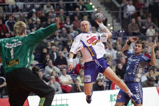 Andrej Kurchev (Delitzsch) gegen Torwart Carsten Lichtlein, re. Daniel Stephan (beide Lemgo) Handball 1. BL Herren Saison 2005 2006, SV Concordia Delitzsch - TBV Lemgo 24:34 Gruppe Leipzig Dynamik,