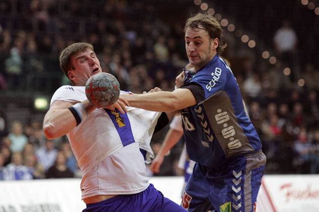 Max Ramota (Lemgo, re.) gegen Rico Göde (Delitzsch) Handball 1. BL Herren Saison 2005 2006, SV Concordia Delitzsch - TBV Lemgo 24:34 Gruppe Leipzig Dynamik, Kampf,