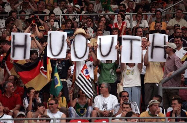 Fans von Robert Huth (Deutschland) unterstützen ihn mit den langgezogenen Schriftzug Huuuth Fußball Länderspiel Herren Confederations Cup 2005, Confederationscup, Konföderationencup, Konföderationen, Länderspiel Gruppe Nürnberg