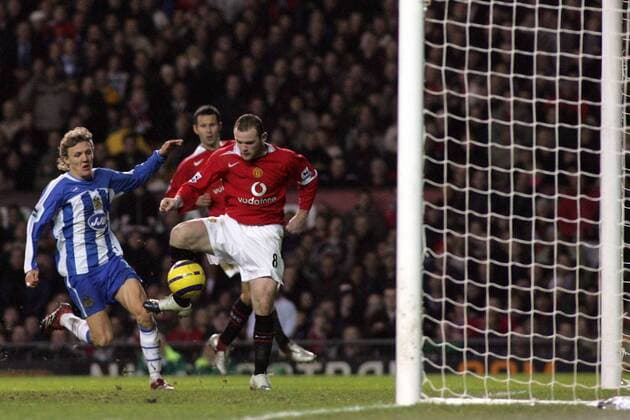 Wayne Rooney (Manchester United, re.) vergibt eine Torchance vor dem leeren Kasten gegen James Bullard (Wigan) -  Fußball Herren English Premier League 2005 2006, 1. Englische Liga, Manchester United - Wigan Athletic 4:0, ManU Gruppe Manchester Dynamik,