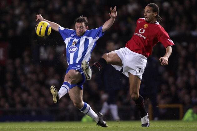Rio Ferdinand (Manchester United, re.) klärt gegen David Connolly (Wigan) -  Fußball Herren English Premier League 2005 2006, 1. Englische Liga, Manchester United - Wigan Athletic 4:0, ManU Gruppe Manchester Dynamik,