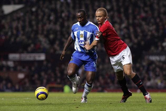 Jason Roberts (Wigan, li.) gegen Wesley Brown (Manchester United) -  Fußball Herren English Premier League 2005 2006, 1. Englische Liga, Manchester United - Wigan Athletic 4:0, ManU Gruppe Manchester Dynamik, Kampf,